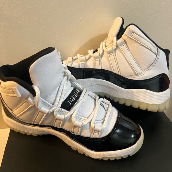 Jordan 11 retro (PS) size 1Y. White and black - Picture 4 of 5